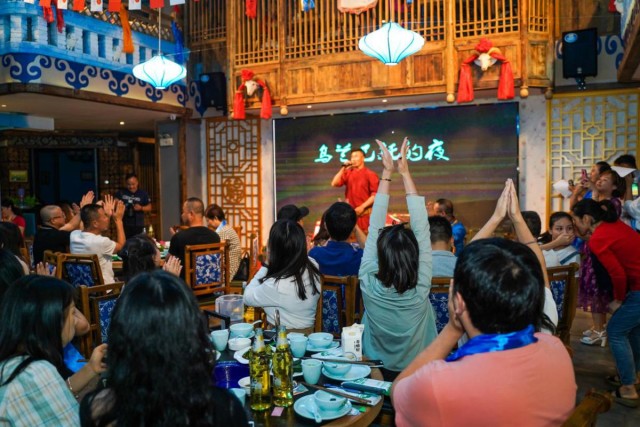 百位网红齐聚草原一岁羊开业庆典享蒙古之夜品全羊晚宴