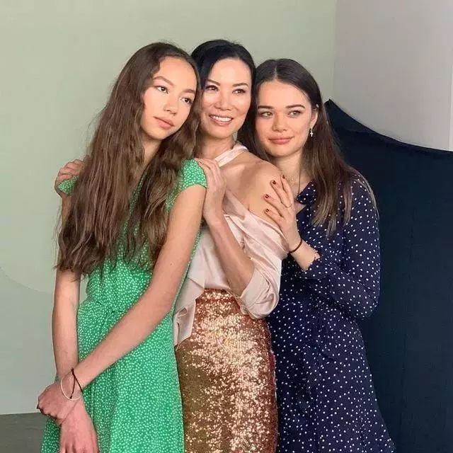 50岁邓文迪与小23岁男友,49岁邓文迪与20岁男友