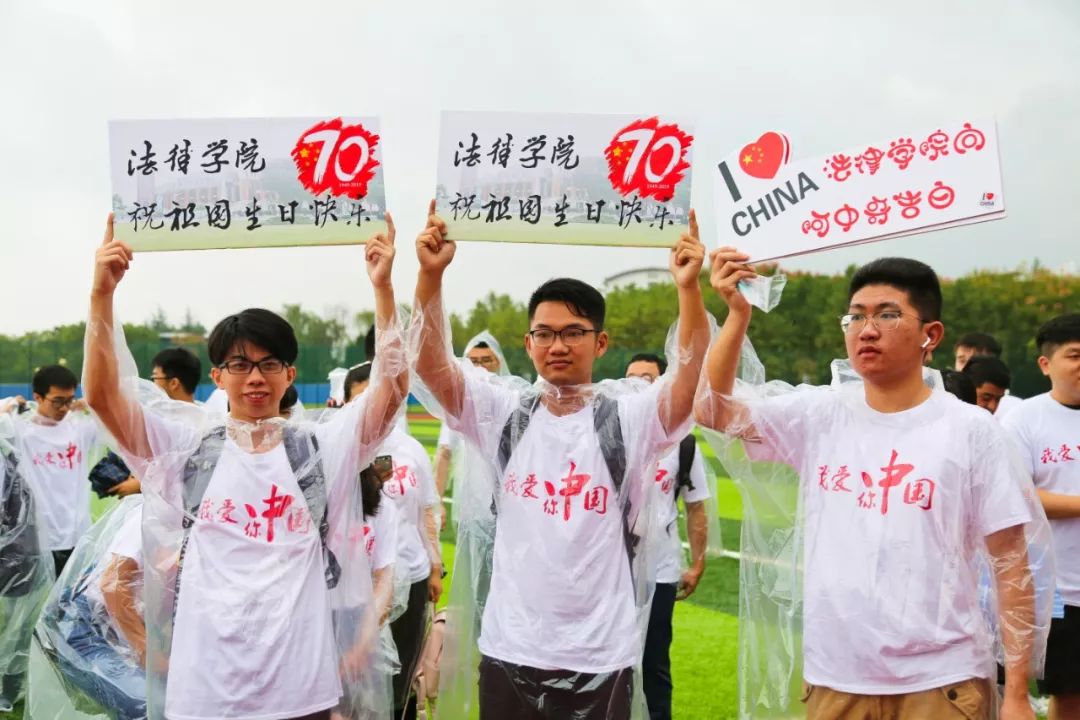 主持人累到吸氧，7万只鸽子是借的……阅兵幕后同样让人特别激动