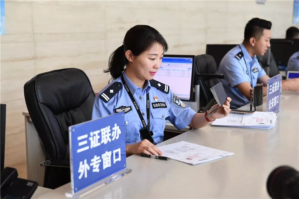 特稿｜5000次到140万次，护照年均受理量变化里的故事