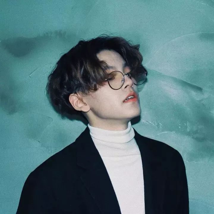 根据你的脸型和眼镜选发型,怎么选择适合自己的发型和眼镜