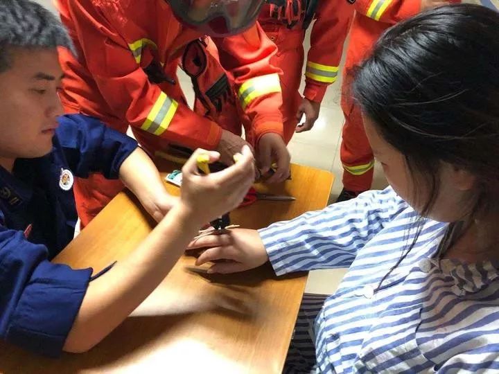 眼看着快生产了,22岁的年轻产妇却请来了消防员帮忙……