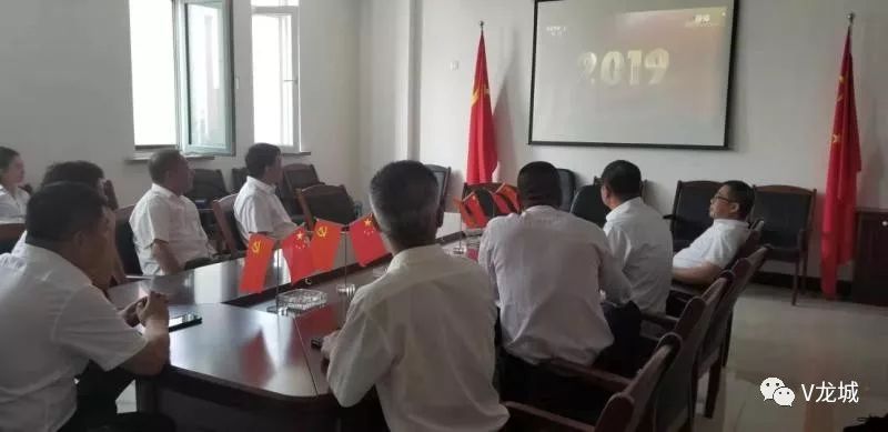 新闻速递/龙城区全区上下观看庆祝中华人民共和国成立70周年大会实况直播