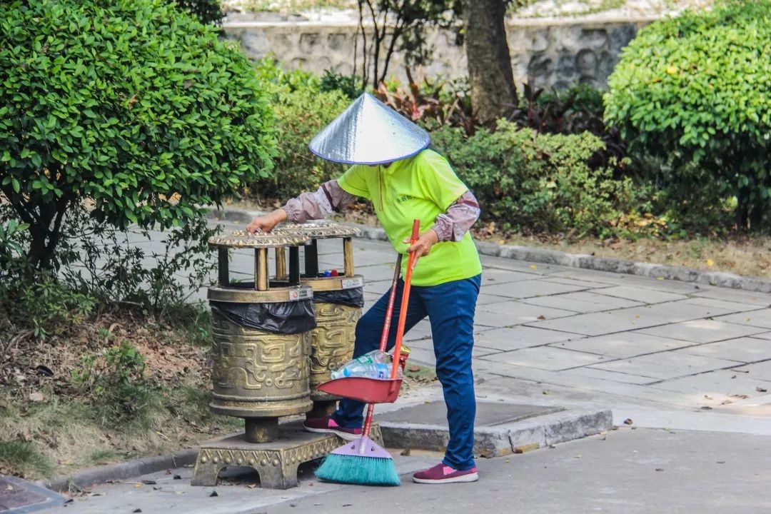 假日中一道靓丽的风景,假日里那个忙碌的身影