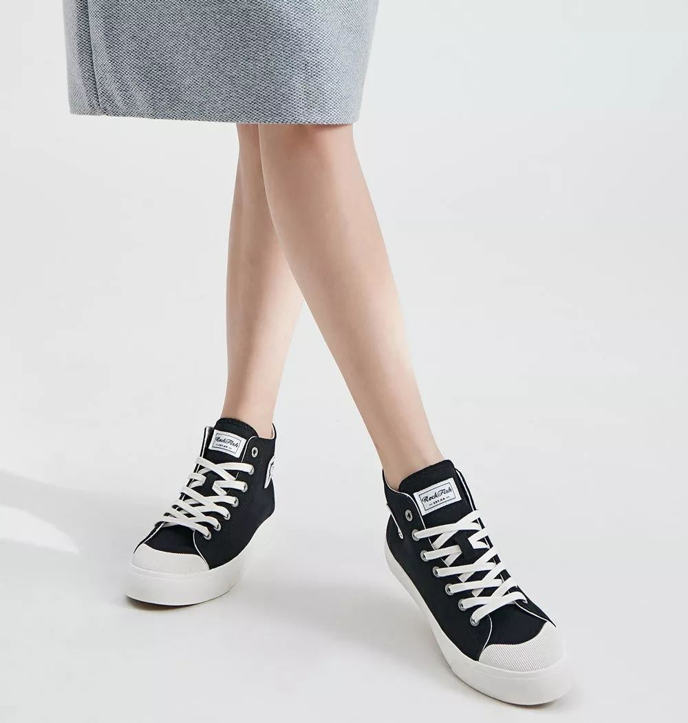 黑色高帮小众原创运动帆布鞋,英伦风低帮帆布鞋推荐