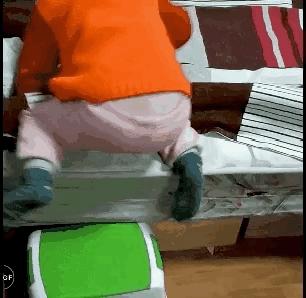 孩子摔倒了自己爬起来还是扶起来,小孩摔倒勇敢站起来