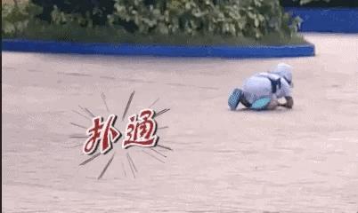 孩子摔倒了自己爬起来还是扶起来,小孩摔倒勇敢站起来