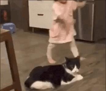 孩子摔倒了自己爬起来还是扶起来,小孩摔倒勇敢站起来