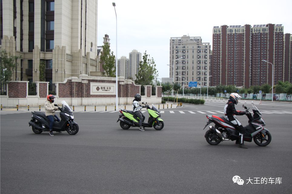 300cc大踏板不知道怎么选?看这篇准没错!——光阳CT300、三阳joymaxZ300、阿普利亚SRMAX300横评