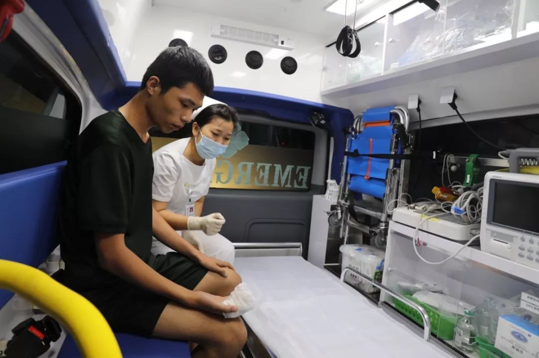 渔民手臂卷入机器海警深夜救援,渔民手指被机器绞断海警紧急救援