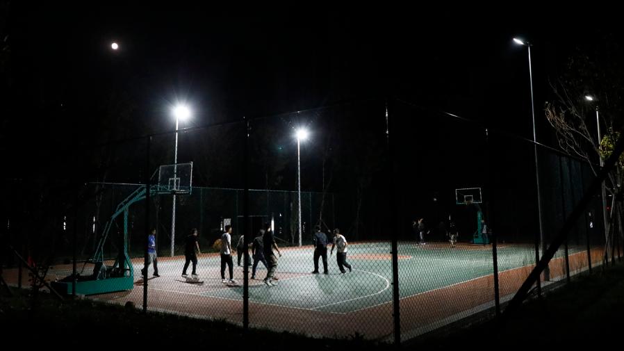 济宁人夜练人气旺，踢场球饮品就花上百块