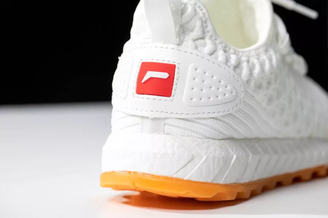 地表Zui强！暴雨蹦迪从不湿还巨暖和！比2个鸡蛋还轻，走8小时一点都不累