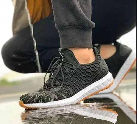 地表Zui强！暴雨蹦迪从不湿还巨暖和！比2个鸡蛋还轻，走8小时一点都不累