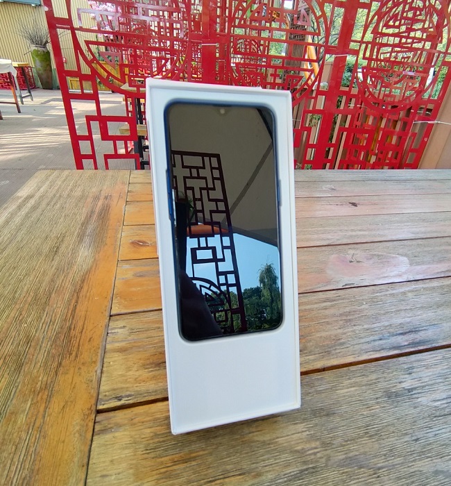 OPPOK5开箱上手:6400万超清四摄+30W闪充赛博金属意外好看