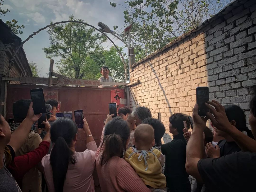 朱之文安装铁门视频,朱之文走进草原唱歌