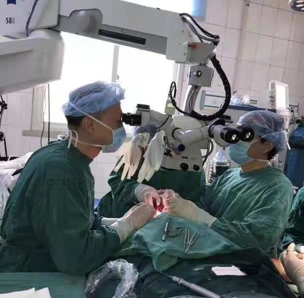 南阳一男子患舌癌被切掉半个舌头口腔专家“精雕细琢”8小时再造新舌