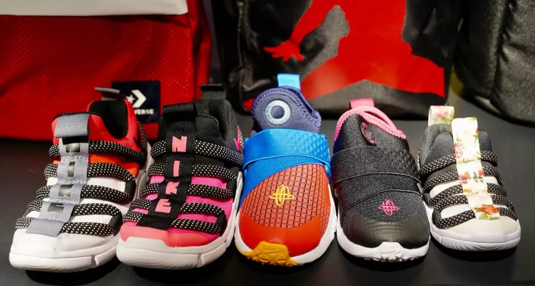 杭州小姐姐人称朋友圈里的“李佳琦”，6个群的闺蜜就等着她出最新剁手攻略