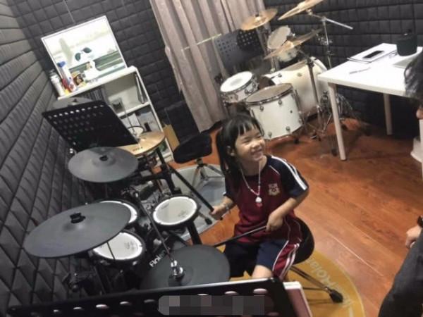 黄奕带女儿穿衣打扮,黄奕母女穿亲子装照相