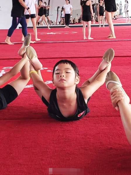 黄奕带女儿穿衣打扮,黄奕母女穿亲子装照相