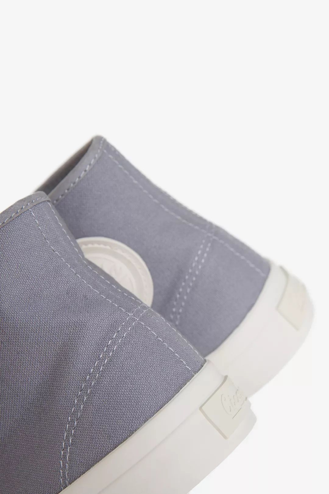 别装了，你的鞋已经出卖了你