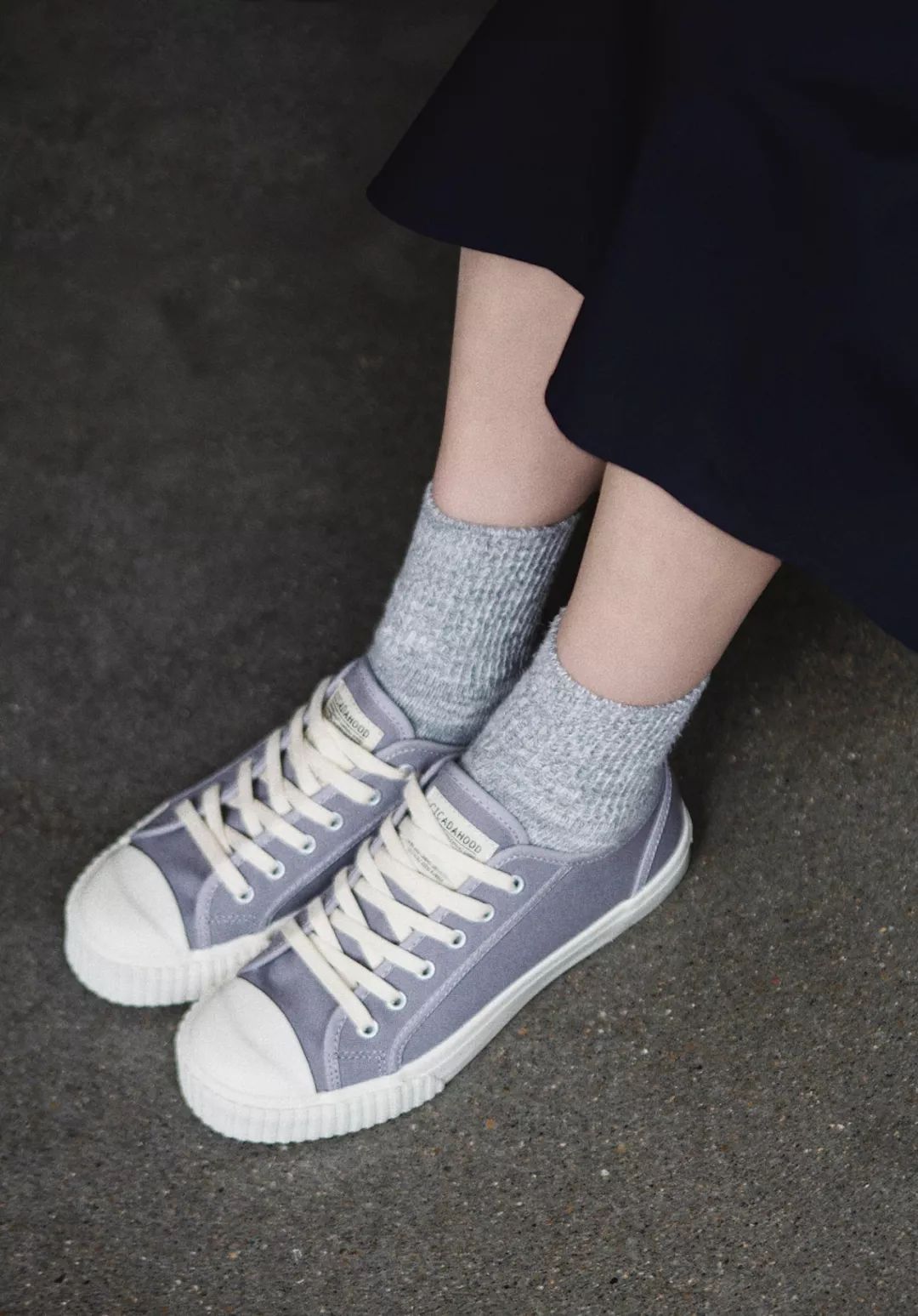 别装了，你的鞋已经出卖了你