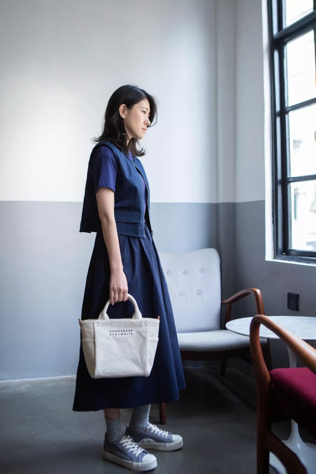 别装了，你的鞋已经出卖了你