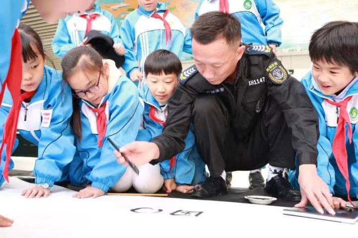 杭州保安书法,杭州保安大叔是哪里的保安