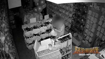 男子偷女子内衣被监控拍到,男子偷走400件女士内衣