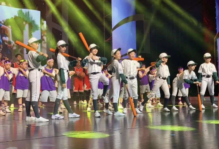 今天，这所学校的生日会惊艳全场