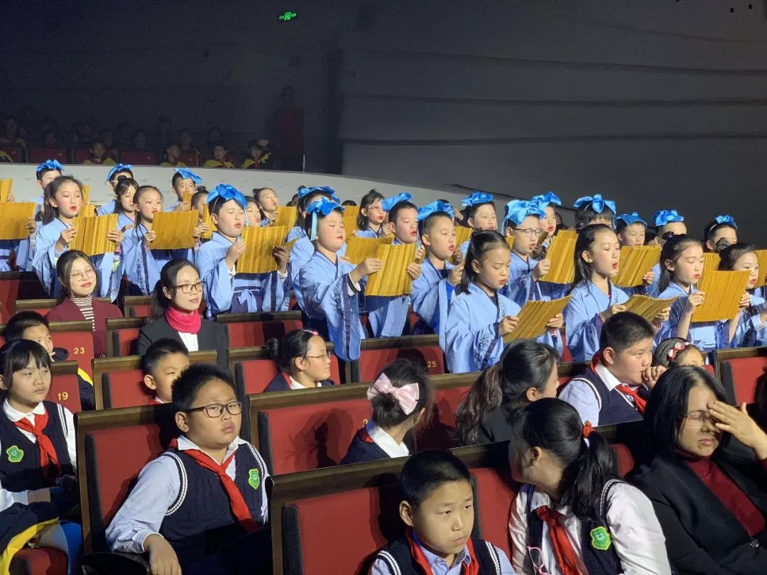今天，这所学校的生日会惊艳全场