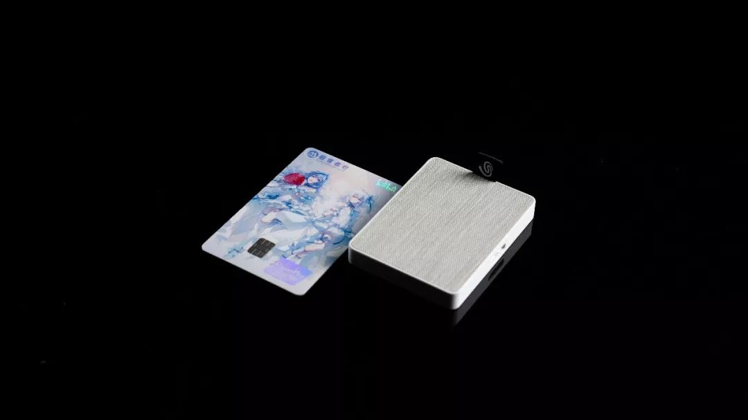 解毒｜移动硬盘不仅可以小巧，还可以更好看。甚至还能获得Adobe摄影计划？