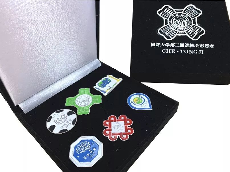 同学，换徽章吗？沪上各高校“小叶子”进博徽章大集合！