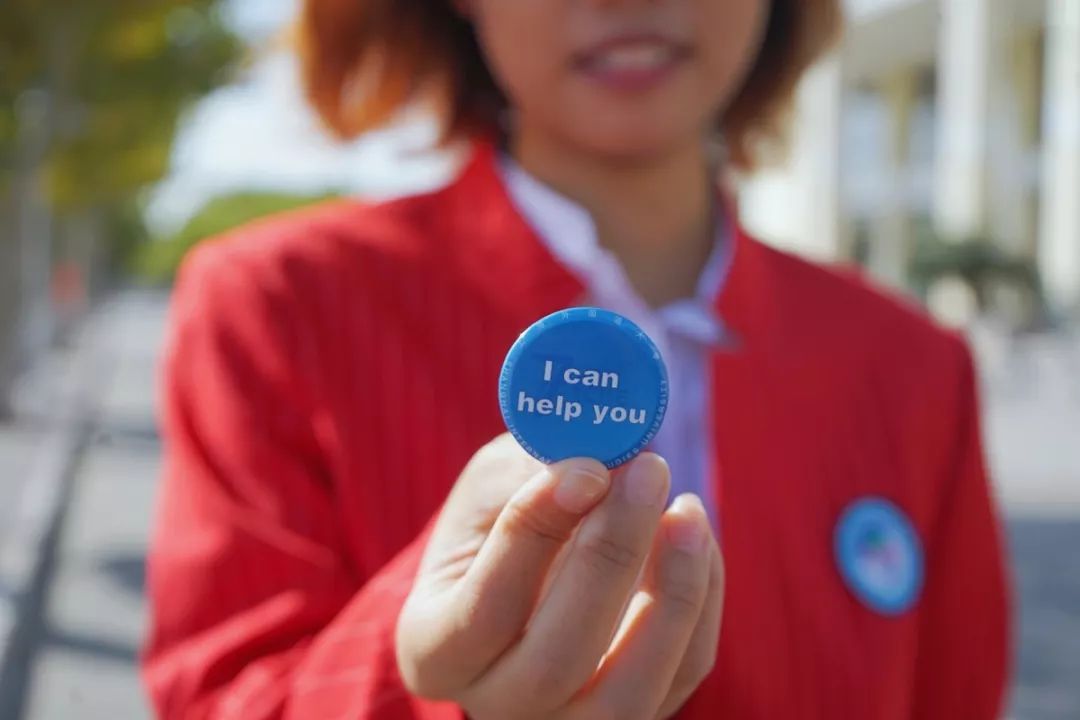同学，换徽章吗？沪上各高校“小叶子”进博徽章大集合！