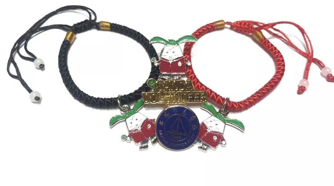 同学，换徽章吗？沪上各高校“小叶子”进博徽章大集合！