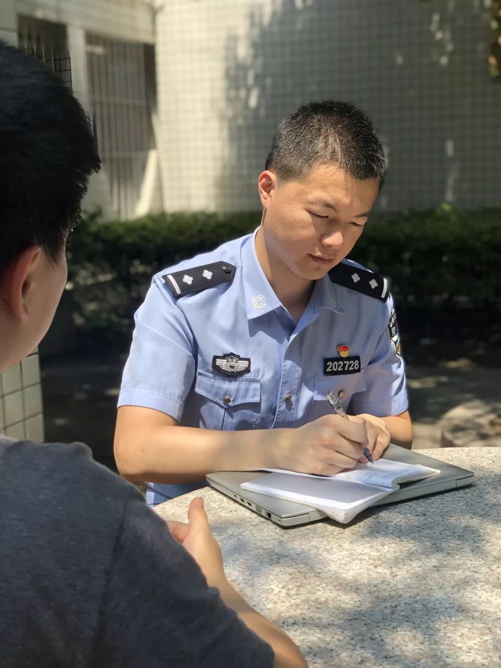 硬气！民警回击“黑社会”威胁：如果怕，我就当不了扫黑刑警