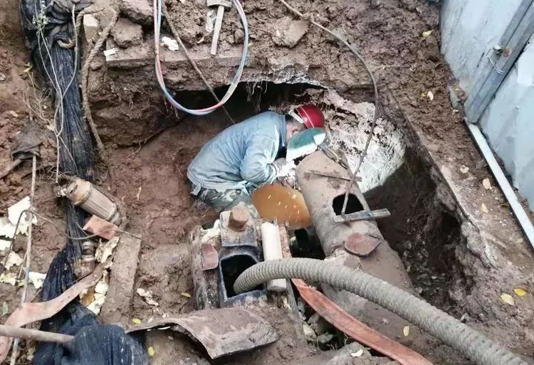 你的家里温暖如春，你可知这个城市有一群暖男在为你抵御寒冬