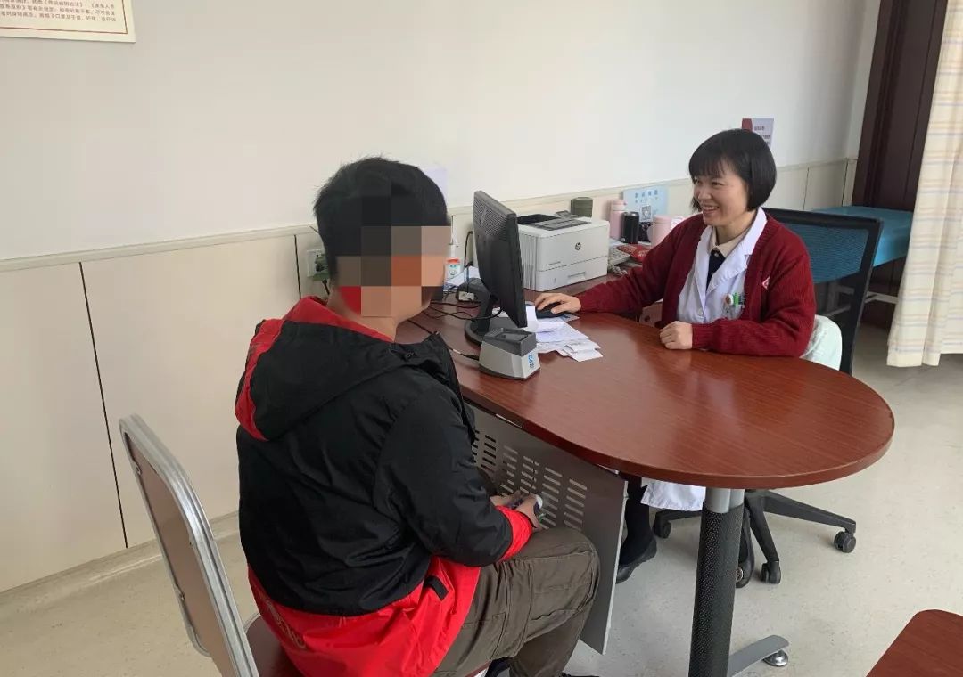 25岁男子胸部发育,25岁小伙胸部溢乳多年