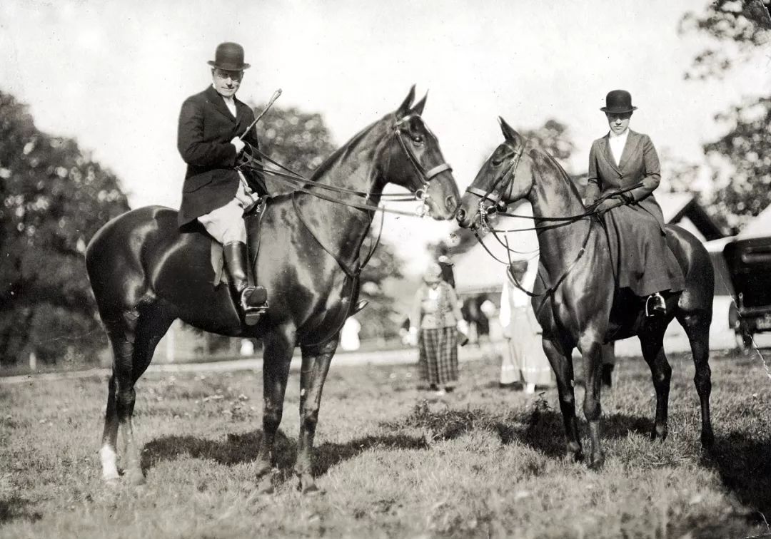 今年冬天最流行的5款靴子,今年流行的靴子都是给粗腿准备的