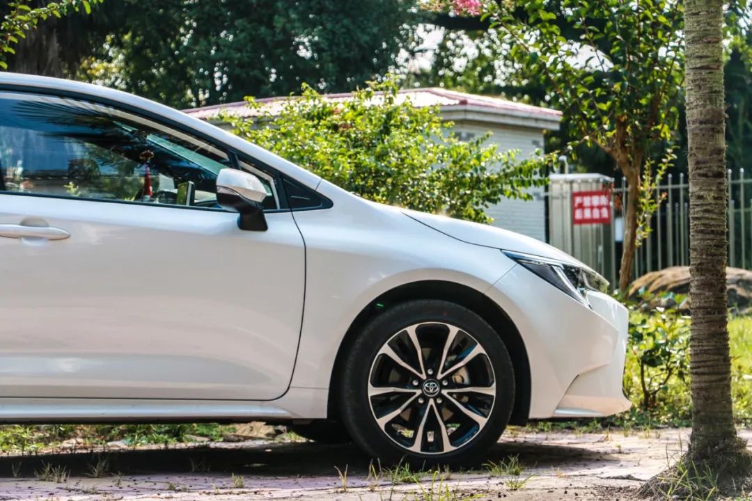 一公里不到五毛钱，油耗就是那么低！安全配置贼好用！90后帅哥警察的第二辆车，是这样个性又时尚的雷凌