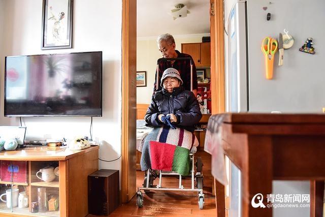 爱的发明家！青岛一老人为妻子研发“爬楼轮椅”，如今又为邻居免费制作
