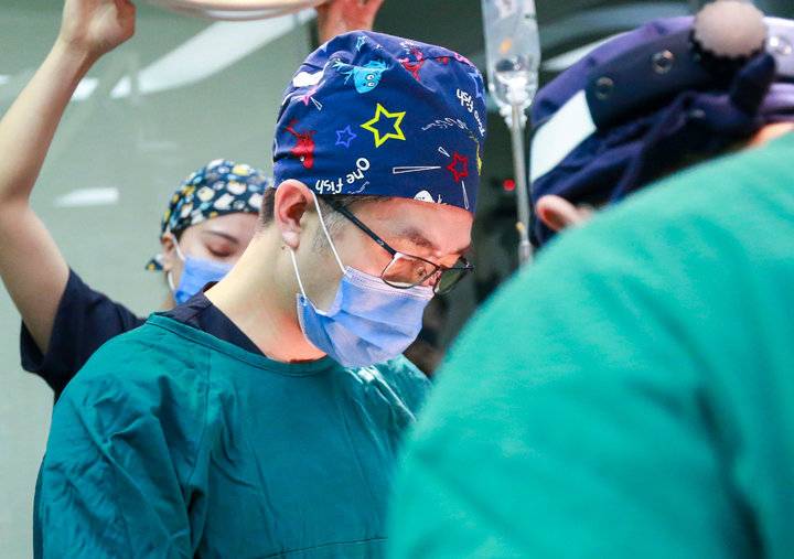 假体隆胸和脂肪隆胸哪个后遗症大,隆胸假体取出不取包膜的后遗症