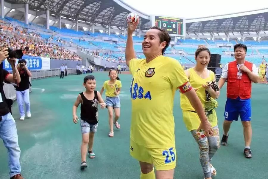 香港明星足球队公益慈善赛举行,香港足球明星队苏州公益赛