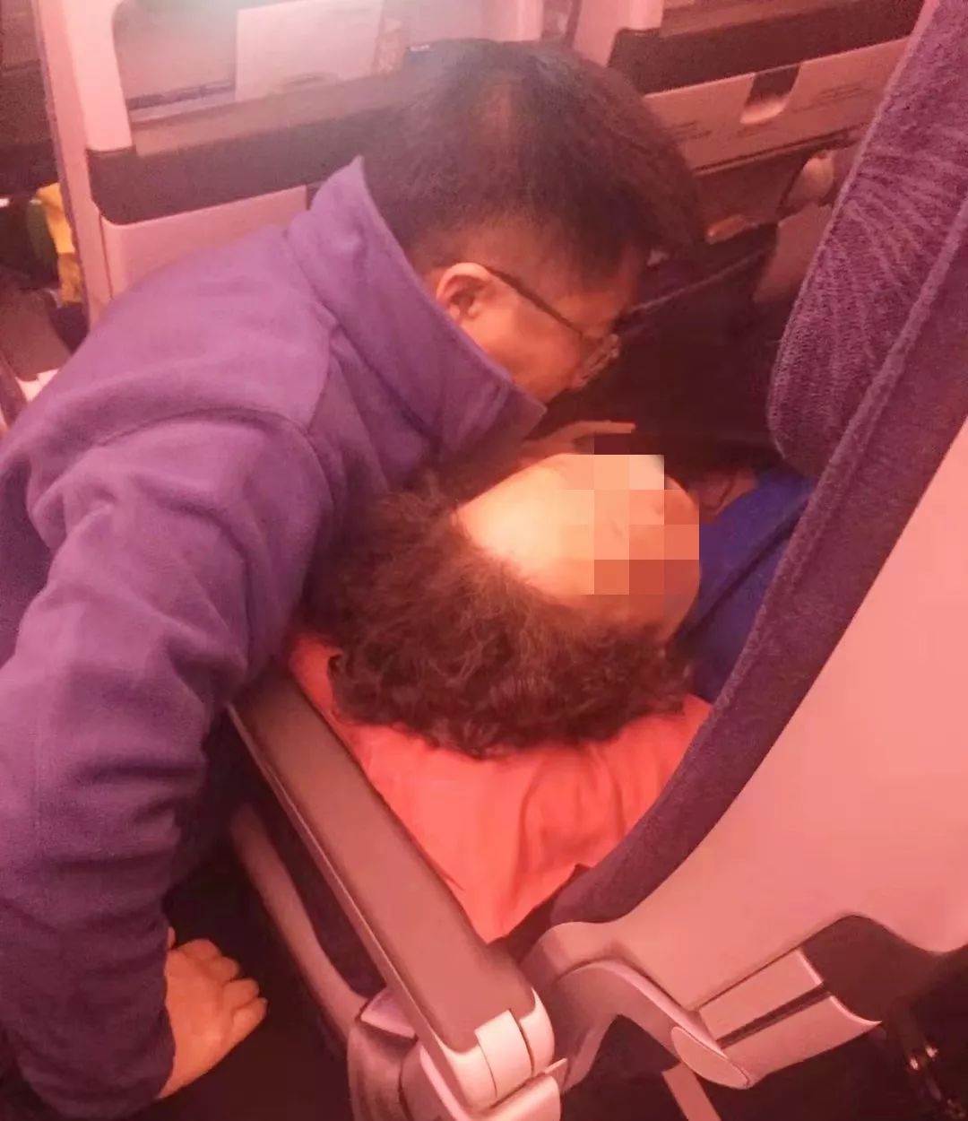 万米高空突发心脏病旅客,万米高空坠落昏迷