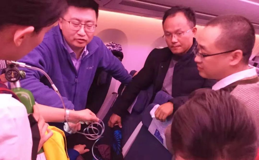 万米高空突发心脏病旅客,万米高空坠落昏迷