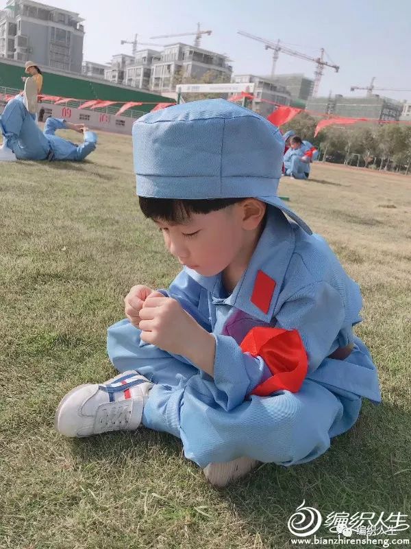 松鼠绒v领儿童毛衣编织完整教程,儿童套头满天星毛衣时尚编织教程