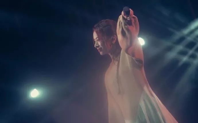 从被质疑没存在感到女团单飞，如今靠最火台剧再次爆红？