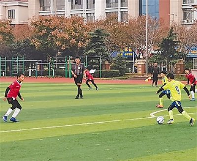 这里的孩子爱踢球