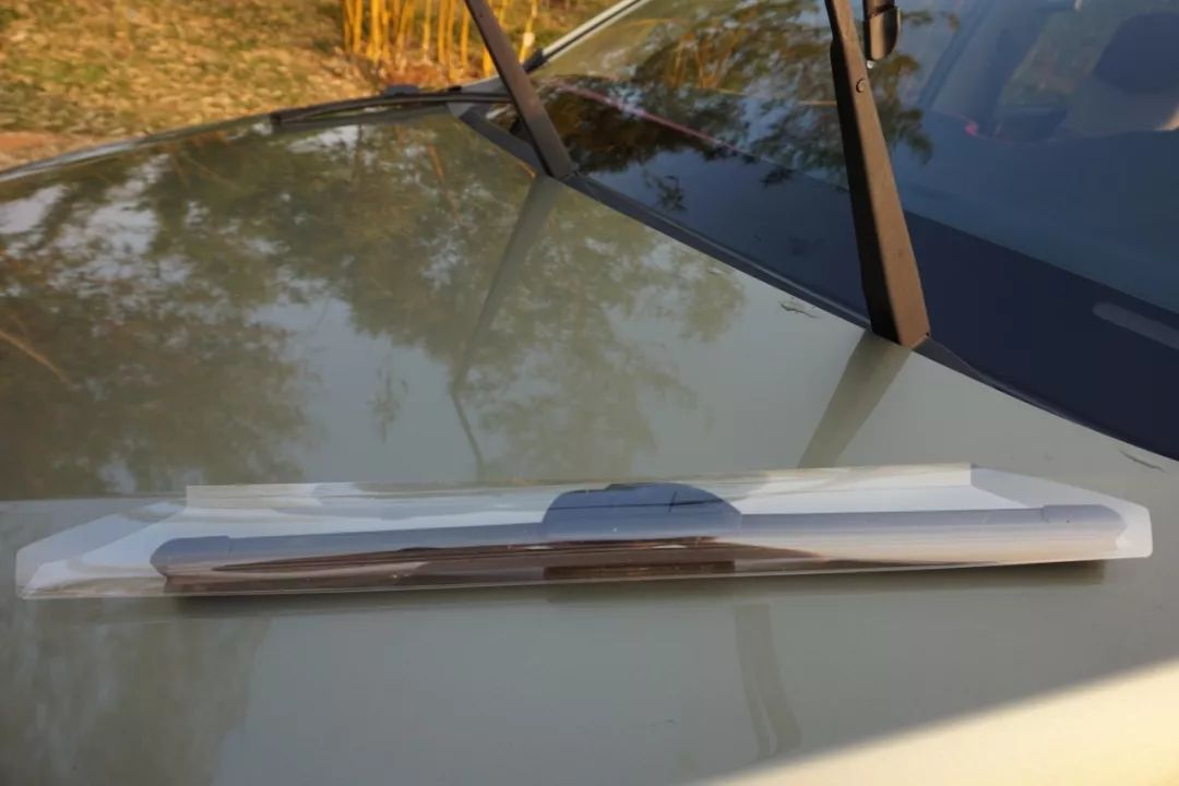 严重老化开裂,雨刮还不换?只会加玻璃水的7年老司机终于迎来换雨刮首秀!宝骏560女车主“*力暴**”安装的新雨刮,靠谱吗?