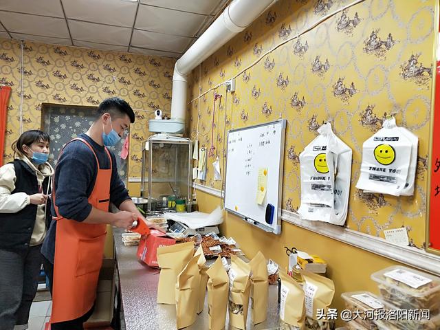 22岁小伙子卖手工辣条,辞职卖手工辣条