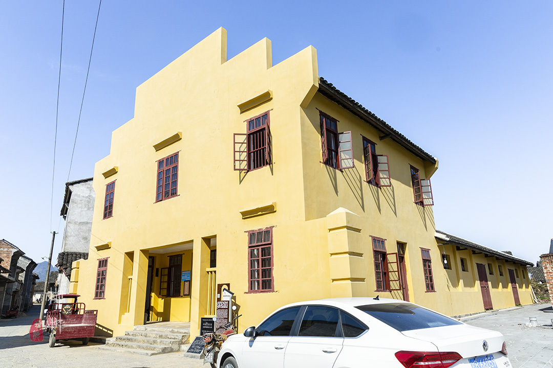 这个古镇好奇怪，门前放元宝，商号大门开洞，城隍爷与关二爷作伴